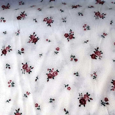 tissu patchwork blanc avec des fleurs rose en bouquet