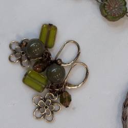 Boucles d'oreilles pendantes vert kaki perles de verre de bohème